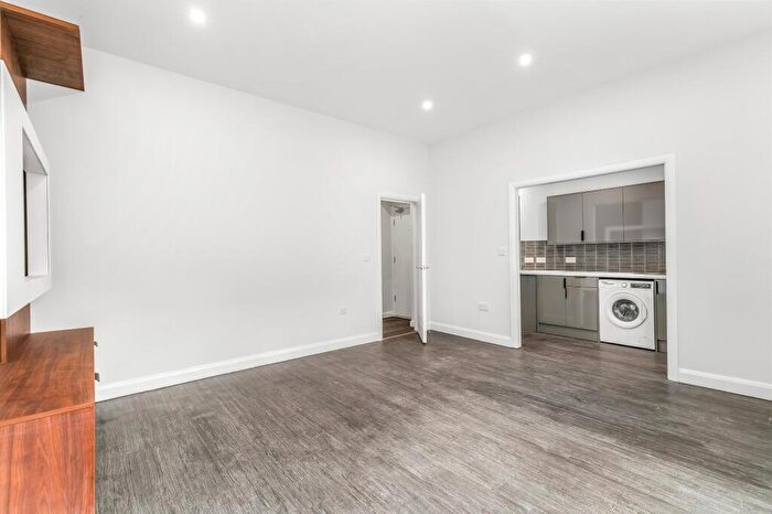 1 Bedroom Flat To Rent In Leeds Road, Hipperholme, Halifax, HX3