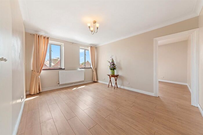 2 Bedroom Flat For Sale In Tooting High Street, London, SW17