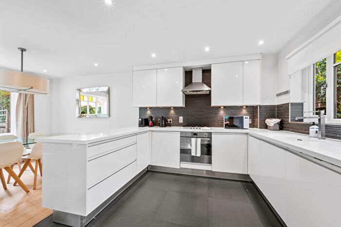 3 Bedroom Property To Rent In Oak Park Gardens, SW19