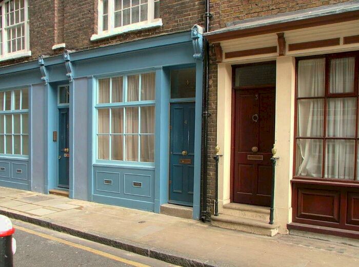 1 Bedroom Flat To Rent In Middle Street, West Smithfield, London, EC1A