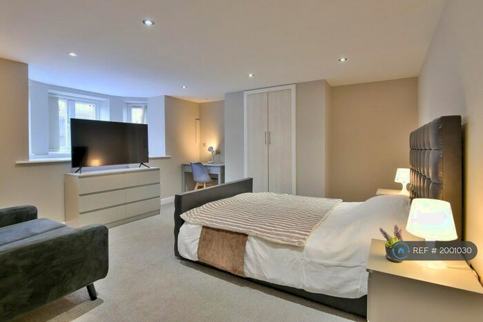 1 Bedroom Flat To Rent In Longshut Lane West, Stockport, SK2