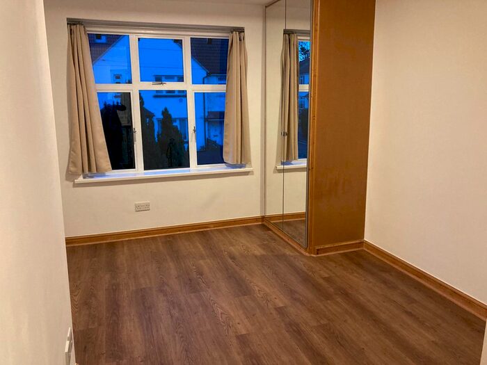 Studio To Rent In Very Near Rose Gardens Area, Ealing South, W5