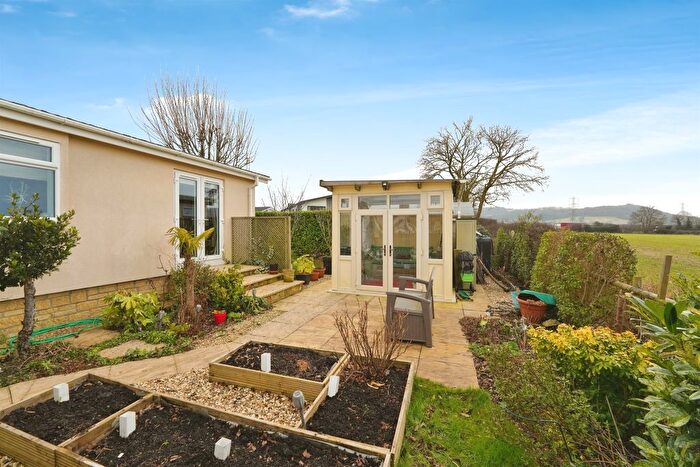 2 Bedroom Mobile/park Home For Sale In Cheltenham Road, Ashton-Under-Hill, Evesham, WR11