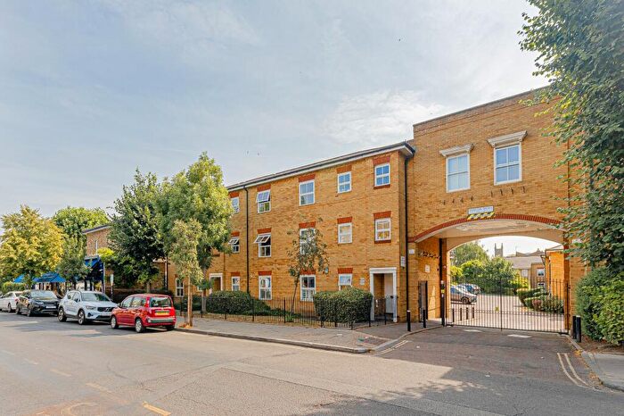 2 Bedroom Flat To Rent In Southgate Road, London, N1