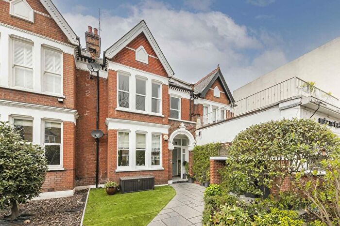 3 Bedroom Flat To Rent In Abbeville Road, London, SW4