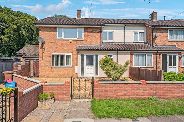 3 Bedroom End Of Terrace House For Sale In Fellowes Way, Stevenage, SG2