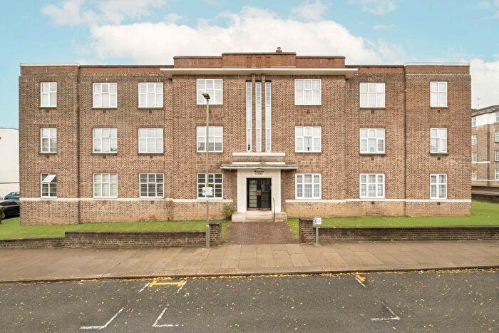 4 Bedroom Flat For Sale In Golders Green Road, London, NW11