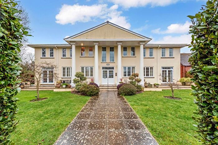 3 Bedroom Flat For Sale In Tudor Close, Chichester, PO19