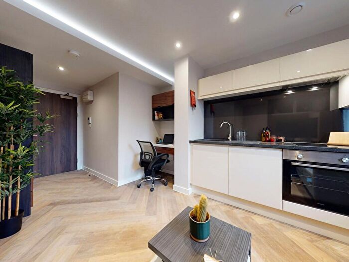 Apartment To Rent In Apt, Live Oasis Wade Lane #, LS2