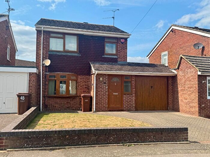 3 Bedroom Link Detached House For Sale In Moor Park Close, Gillingham, Kent, ME8
