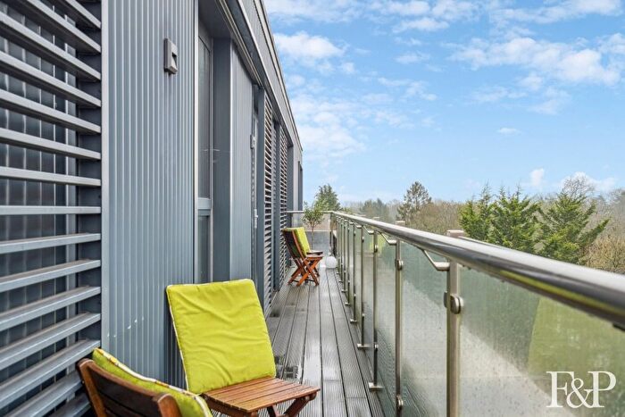 2 Bedroom Flat For Sale In Station Road, Gerrards Cross, SL9