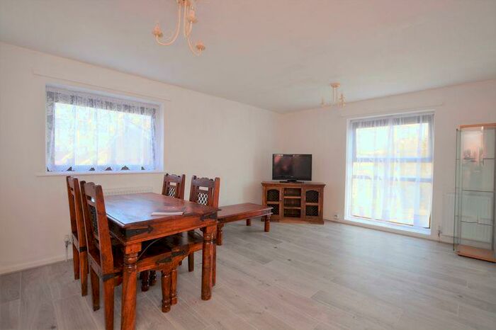 2 Bedroom Flat To Rent In Eden Close, Slough, SL3