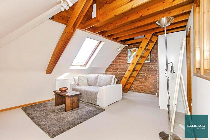 Apartment To Rent In Ashbourne Avenue, Golders Green, NW11