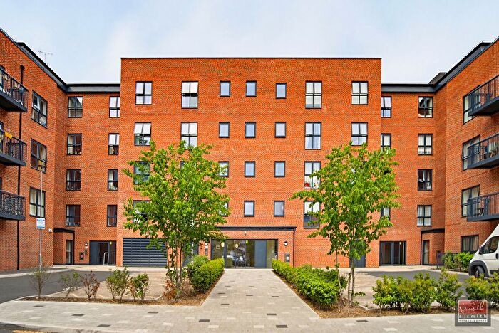 1 Bedroom Flat For Sale In Palmer Court, Pitcher Lane, Ashford, TW15