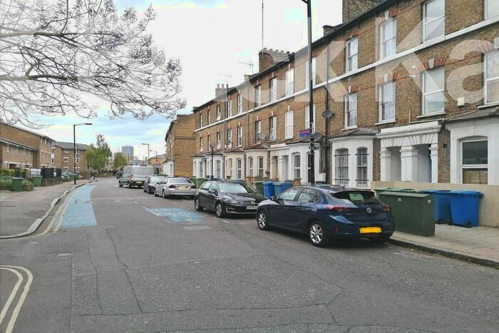 3 Bedroom Flat To Rent In Brook Drive, London, SE11