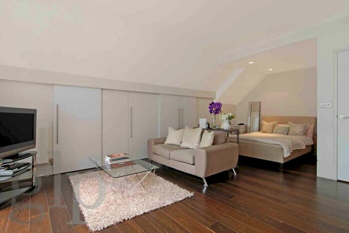 Studio To Rent In St Martin`S Courtyard, Slingsby Place, WC2E