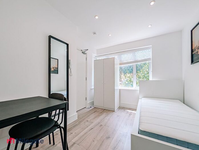 Studio To Rent In Thorpe Lea Road, Egham, TW20