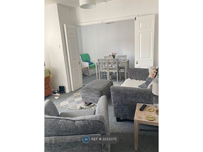 3 Bedroom Flat To Rent In Rushby Court, London, SW4