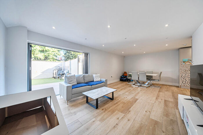 1 Bedroom Terraced House For Sale In Gorringe Park Avenue, Mitcham, Surrey, CR4