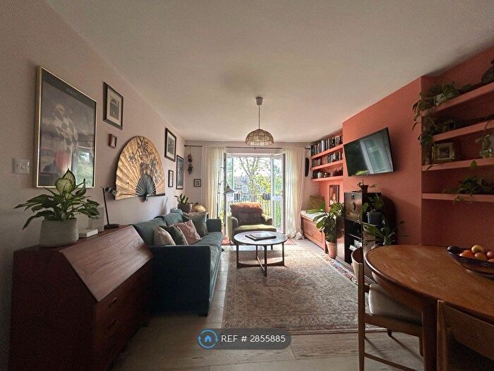 2 Bedroom Flat To Rent In Queen Elizabeths Walk, London, N16