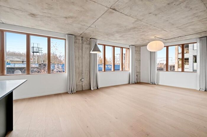 3 Bedroom Flat To Rent In London Lane, London Fields, E8