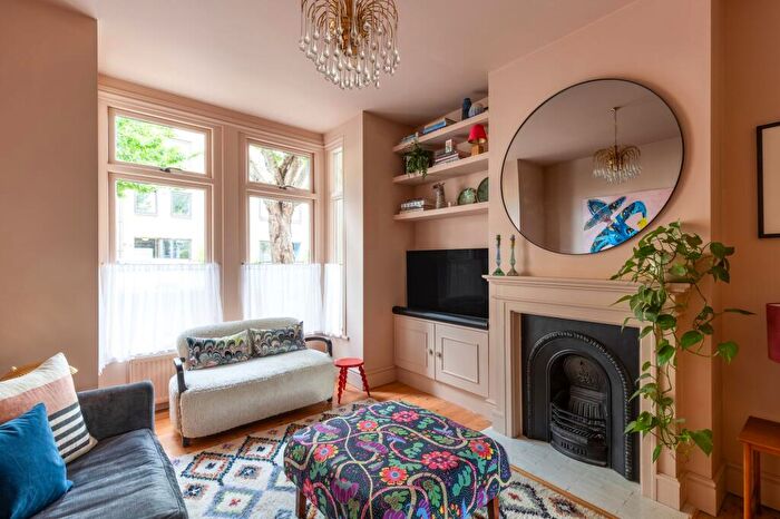3 Bedroom Terraced House For Sale In Daubeney Road, London, E5