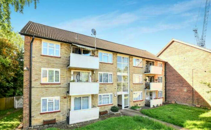 3 Bedroom Flat To Rent In Capel Close Capel Close, London, N20
