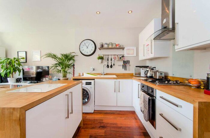 2 Bedroom Flat To Rent In Penistone Road, Streatham Common, London, SW16