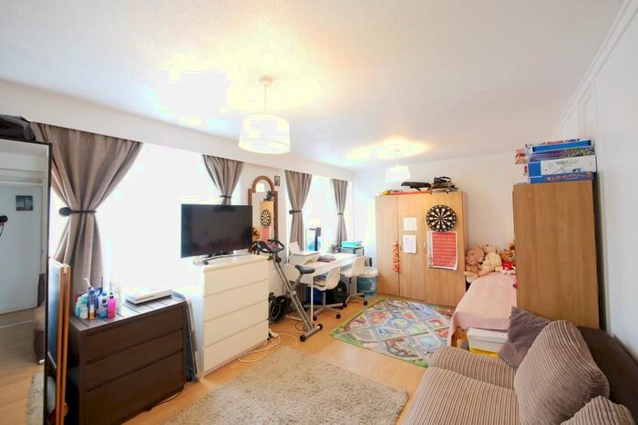 2 Bedroom Apartment To Rent In Beale Close, London, N13