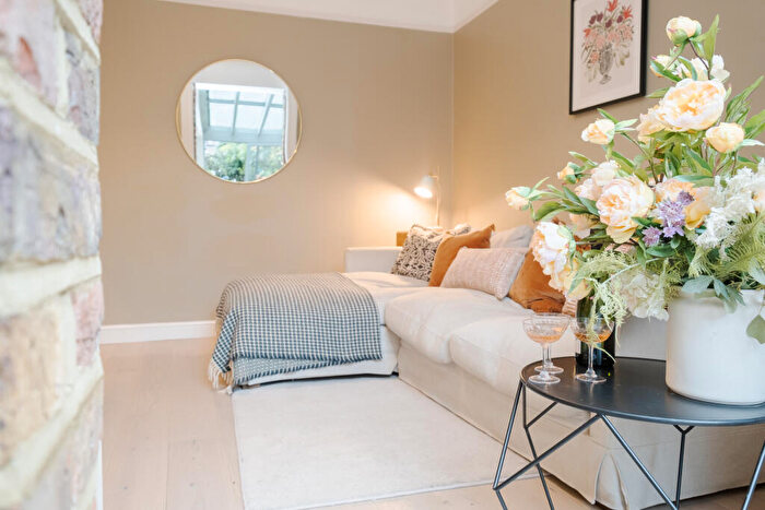 2 Bedroom Flat For Sale In Eburne Road, London, N7