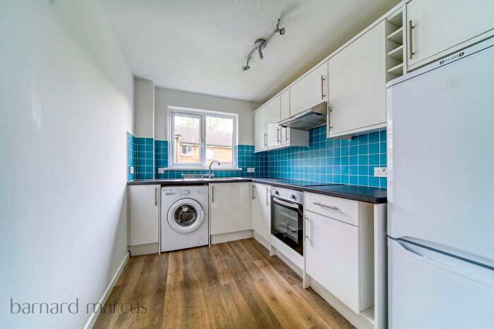 2 Bedroom Flat To Rent In Milford Mews, London, SW16