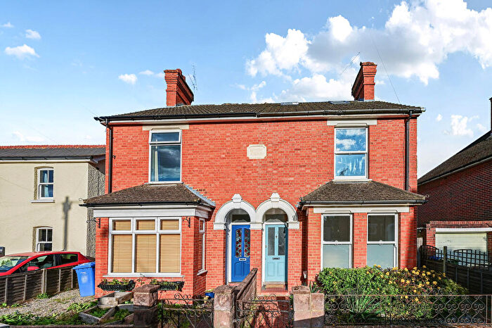 3 Bedroom Semi Detached House For Sale In York Road, Farnborough, GU14