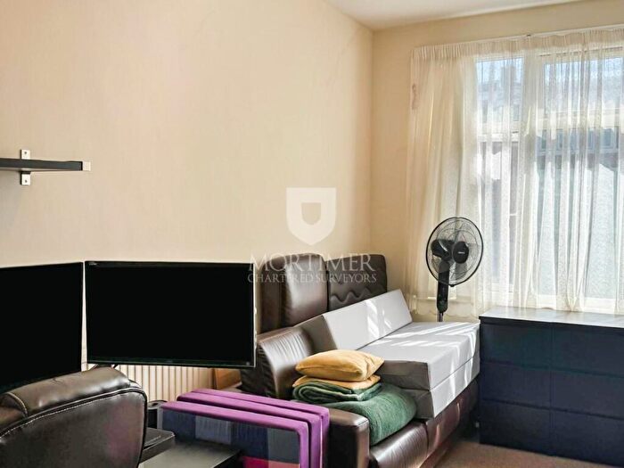 2 Bedroom Apartment To Rent In Green Lanes, London, N21