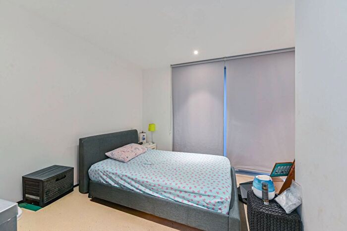 2 Bedroom Flat To Rent In Whiting Way, Rotherhithe, London, SE16