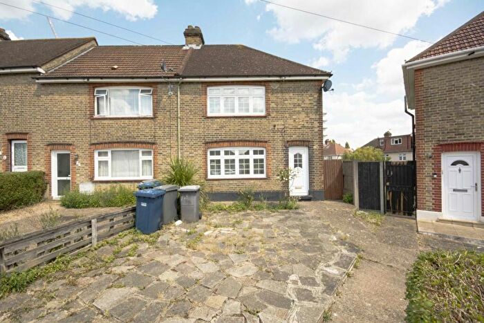 3 Bedroom Flat To Rent In Hyde Crescent, London, NW9