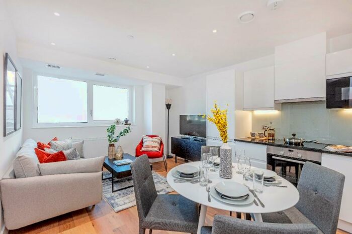 2 Bedroom Flat To Rent In Mead Lane, Chertsey, Surrey, KT16