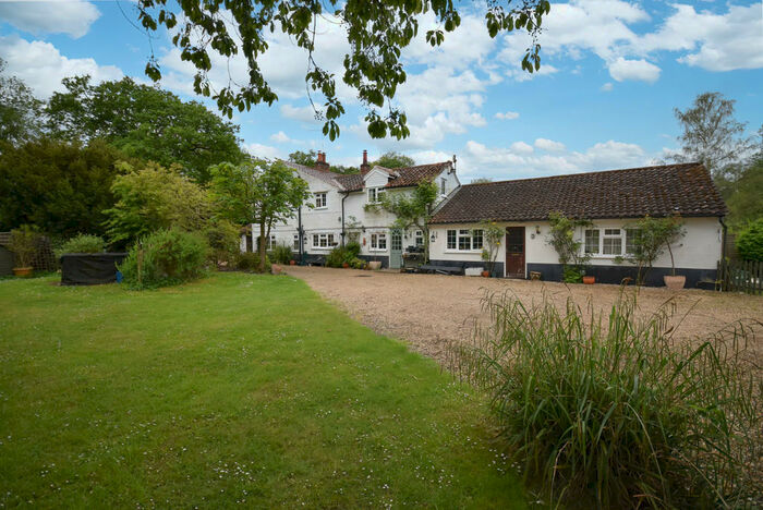 5 Bedroom Semi-Detached House For Sale In School Road, Bradenham, IP25