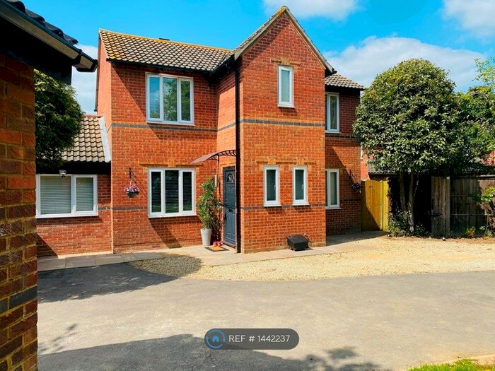 3 Bedroom Detached House To Rent In Holcot Lane, Portsmouth, PO3