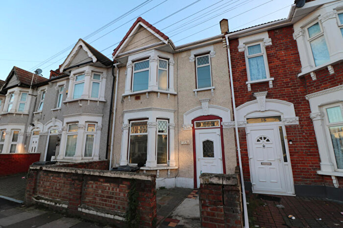 4 Bedroom Terraced House To Rent In Hickling Road, Ilford, Essex, IG1