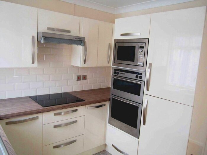 2 Bedroom Flat To Rent In West Wycombe Road, High Wycombe, HP12