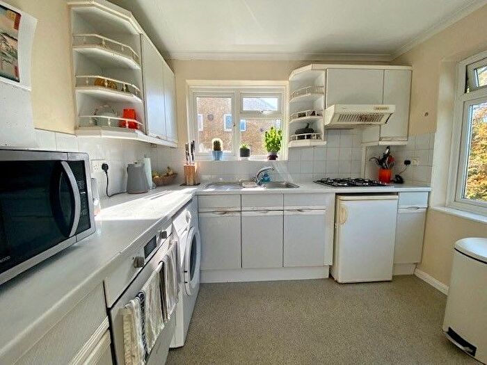 2 Bedroom Flat To Rent In Coombe Dene, Bromley, BR2