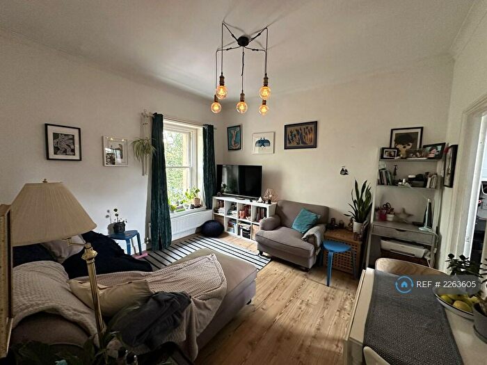 2 Bedroom Flat To Rent In Bank Chambers, London, N8