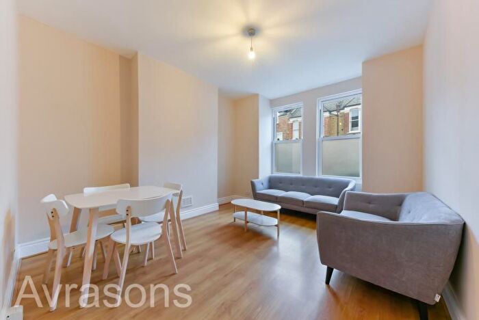 3 Bedroom Flat To Rent In St Alphonsus Road, Clapham Common, SW4