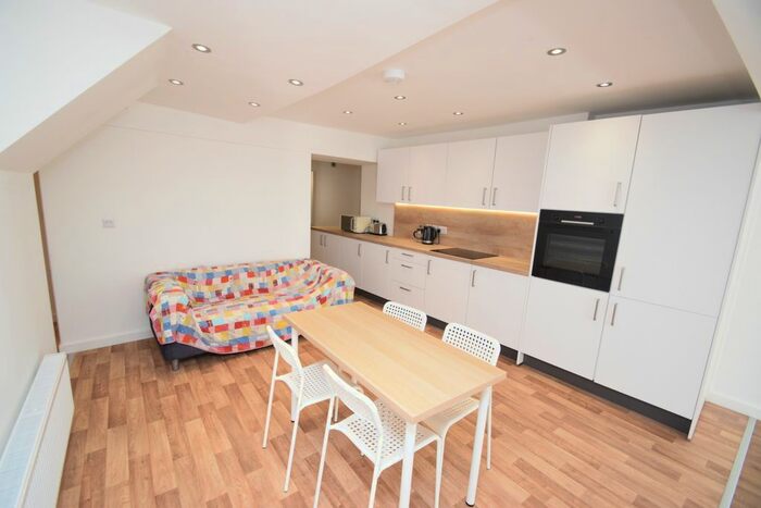 3 Bedroom Flat To Rent In Lower Market Street, Penryn, TR10