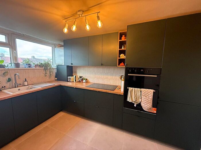 2 Bedroom Flat To Rent In Forest View Road, London, E17