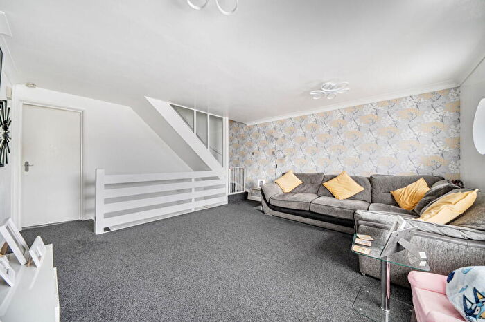 3 Bedroom Semi-Detached House For Sale In Laurel Close, Southampton, SO19