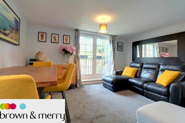 2 Bedroom Flat To Rent In Bridge Road, Hunton Bridge, Kings Langley, WD4