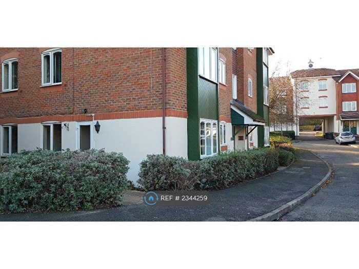 2 Bedroom Flat To Rent In Missenden Gardens, Burnham, Slough, SL1