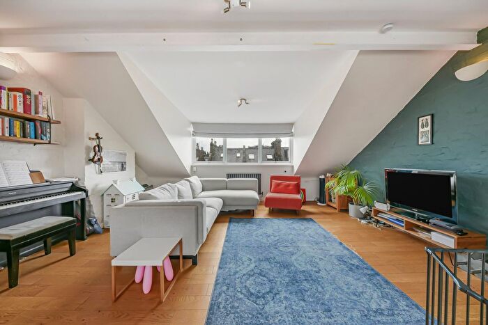 3 Bedroom Flat To Rent In Courthope Road, Gospel Oak, NW3