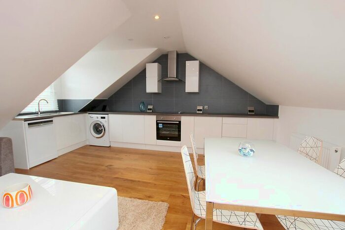 4 Bedroom Flat To Rent In Thorparch Road, London SW8